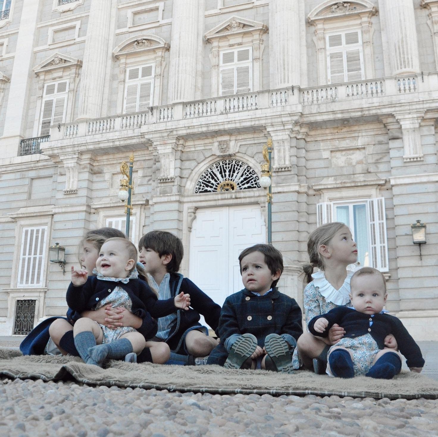 conjunto-hermanos-chaqueta-punto-azul-marino-flores-ranita-bebe-habana-kids