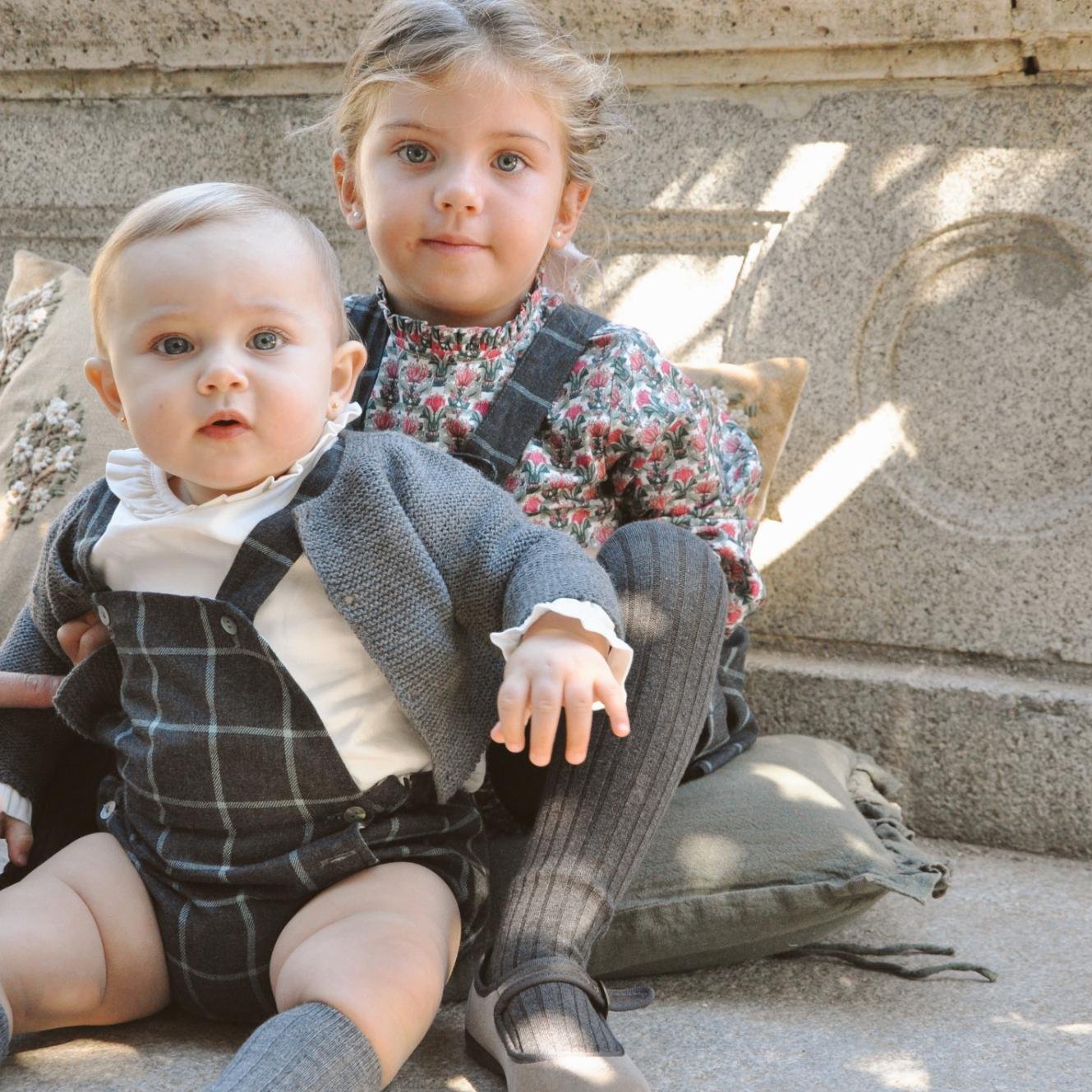 conjunto-hermanas-chaqueta-punto-gris-bebe-habana-kids